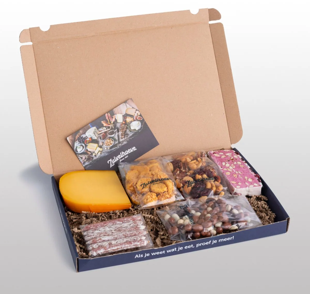 Cadeaupapier en schaar op een tafel